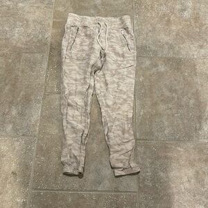 Athleta Cabo TIde Linen Jogger 2 Camo‎ Light Colors
